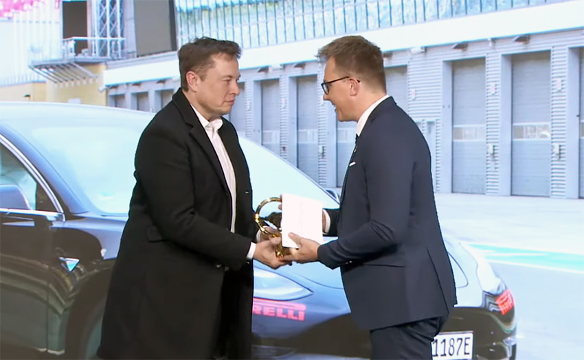 Elon Musk, CEO de Tesla, recoge el premio al mejor sedán de tamaño medio, el Golden Steering Wheel Award, otorgado al Model 3