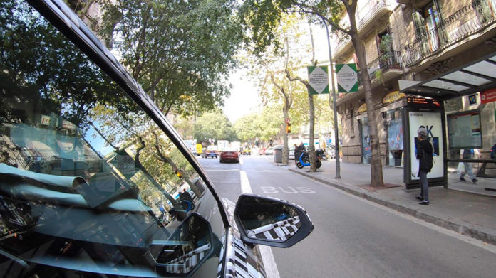 El proyecto de SEAT conecta vehículos con semáforos para adaptar la velocidad.