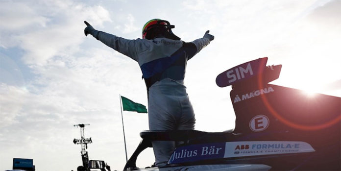 Alex Sims, de BMW i Andretti Motorsport, vencedor de la segunda carrera.