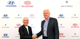Derrecha: Albert Biermann, Presidente y Jefe de la División de Investigación y Desarrollo de Hyundai Motor Group, y Denis Sverdlov, izquierda, CEO de Arrival.