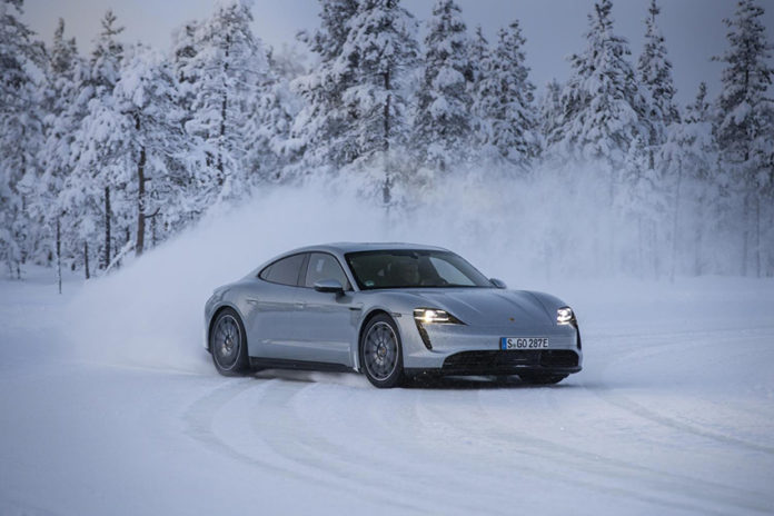 Laponia finlandesa. Pruebas con un Porsche Taycan sobre cómo conducir en invierno sobre firme con hielo o nieve.