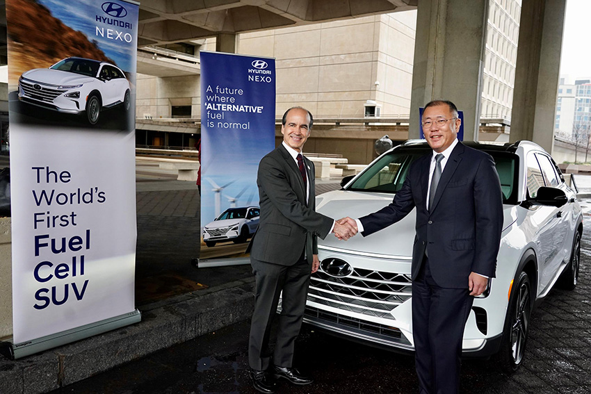Mark W. Menezes, subsecretario de Energía de EEUU, y Euisun Chung, Vicepresidente Ejecutivo de Hyundai Motor Group.