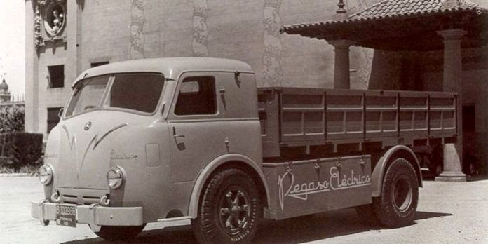 Pegaso-Eléctricoç Pegaso Eléctrico. Sus diferencias de parrilla y sus acumuladores laterales lo diferenciaban del diésel.