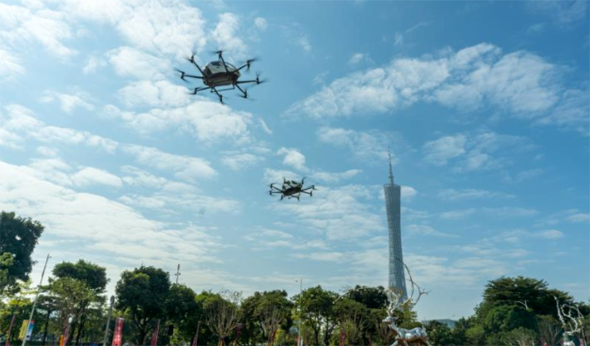 Drones de eHang sobrevolando la ciudad de Guangzhou (China) .