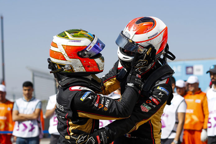 Antonio Felix da Costa y Jean-Eric Vergne, ambos de DS Techeetah, primero y tercero en la carrera de Marrakesh.