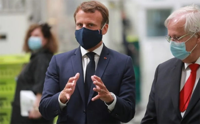 El presidente del gobierno francés, Emmanuel Macron, con el CEO de Valeo, Jacques Aschenbroich, durante una visita a la fábrica de Etaples, en el norte de Francia.