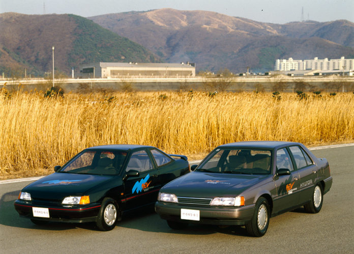 La tercera generación de eléctricos de Hyundai basada en el Sonata (1993). Y el Scoupe de 1994.
