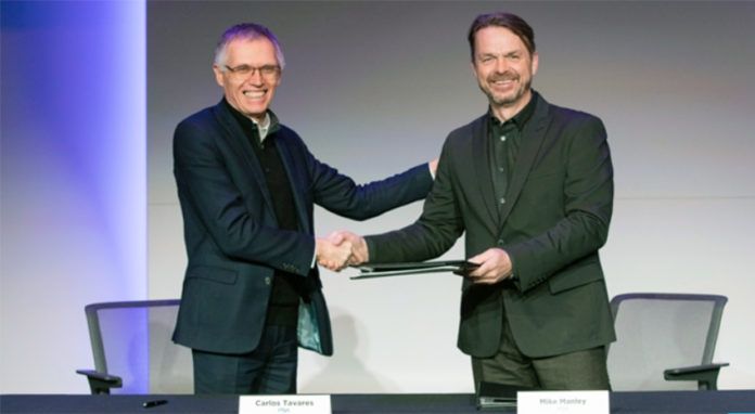 fiat-psa Carlos Tavares (izda), presidente del Consejo de Administración de PSA y Mike Manley, director eecutivo de FCA (dcha), firmando el acuerdo en diciembre.