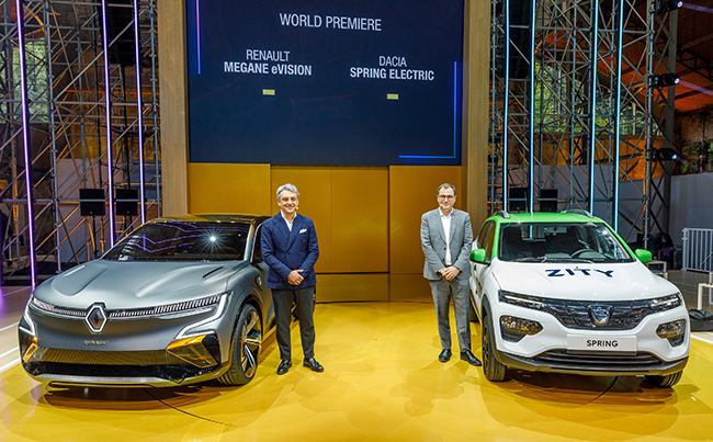 Renault Mègane eVision y Dacia Spring Electric durante la presentación de Renault eWays.