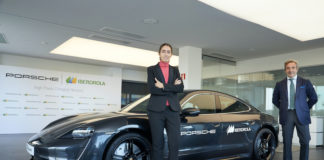 Raquel Blanco, de Iberdrola, y Tomás Villén, de Porsche Ibérica han firmado el acuerdo para la creación de la “Porsche Iberdrola High Power Charging Network”.