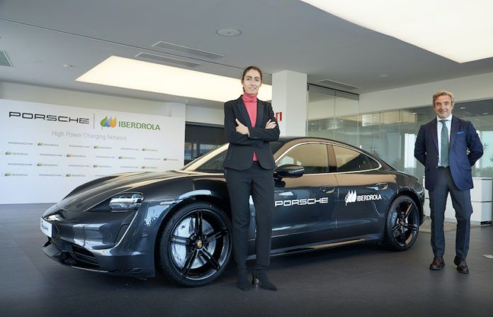 Raquel Blanco, de Iberdrola, y Tomás Villén, de Porsche Ibérica han firmado el acuerdo para la creación de la “Porsche Iberdrola High Power Charging Network”.
