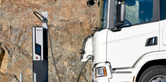 EVBox Ultroniq cargando un camión eléctrico de Scania.