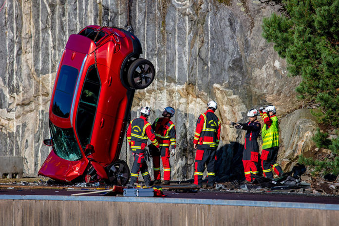 Volvo ayuda en la preparación de los equipos de rescate de todo el mundo con sus crash test.