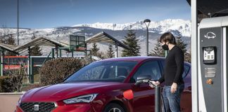 Entre los consejos de SEAT: dejar el vehículo enchufado el punto de carga para acceder al preacondicionamiento.