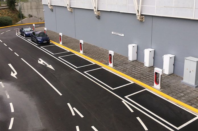 La última estación de supercargadores en Europa de Tesla se ha abierto en Atenas.