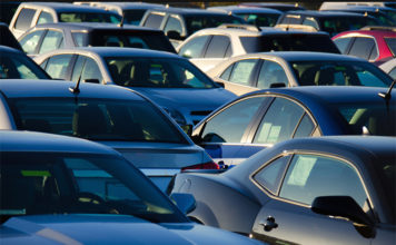 El precio de los coches eléctricos seguirá la tendencia hasta equipararse con los de combustión en 2027, según BloombergNEF.