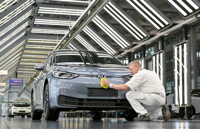 El fin de la fabricación de coches de combustión Volkswagen ya tiene fecha. En la foto, la factoría de Dresden y un VW ID.3. Foto: Reuters.