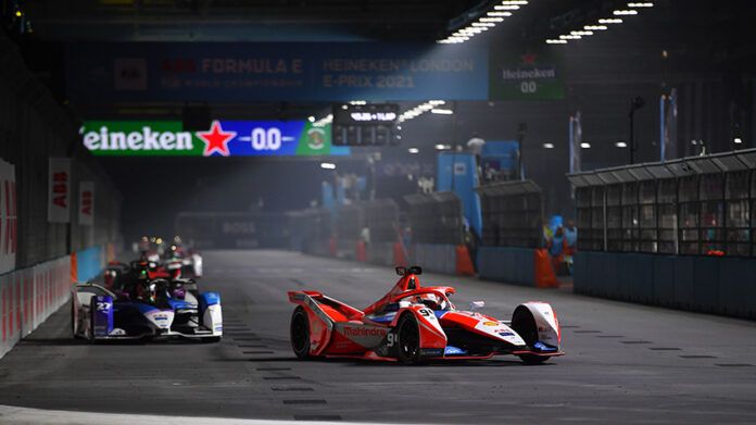 lynn-dennis-e-prix-12 Alex Lynn (GBR), Mahindra Racing, y Jake Dennis (GBR), BMW I Andretti Motorsport, luchan por la victoria de la decimosegunda carrera.