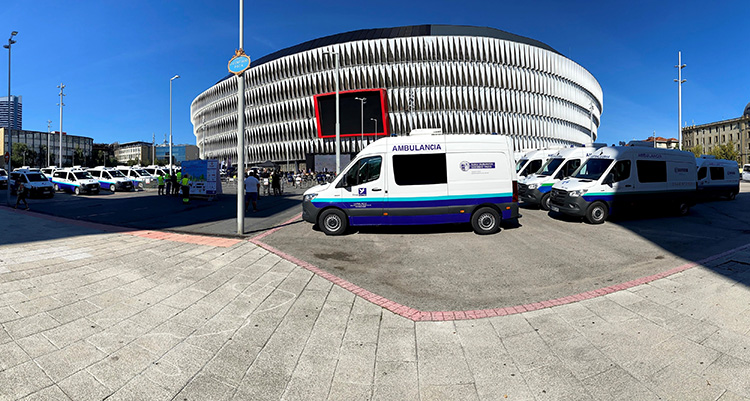 Acto de entrega de la flota de ambulancias de Mercedes-Benz Vans en San Mamés a Grup la Pau..