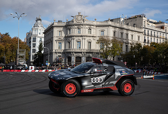 Audi RS Q e-tron del Dakar con Carlos Sainz en Madrid