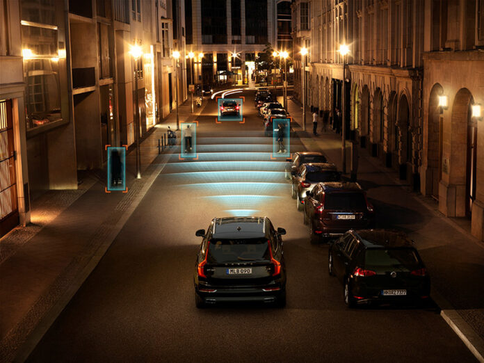 Las características del City Safety de Volvo cuentan con detección de peatones y ciclistas y freno automático tanto de día y de noche.