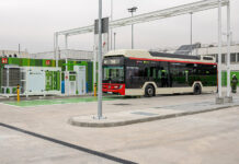 Autobús de hidrógeno de CaetanoBus e hidrogenera de Iberdrola.