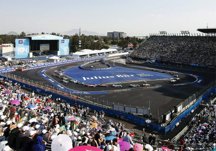 En el Foro del Sol de Ciudad de México se reúnen miles de aficionados para ver la carrera.