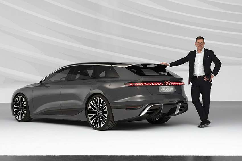 Markus Duesmann, CEO de Audi, junto al Audi A6 Avant e-tron concept.
