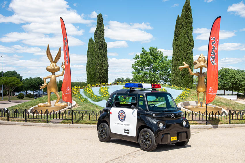 Citroën Ami vestido de policía