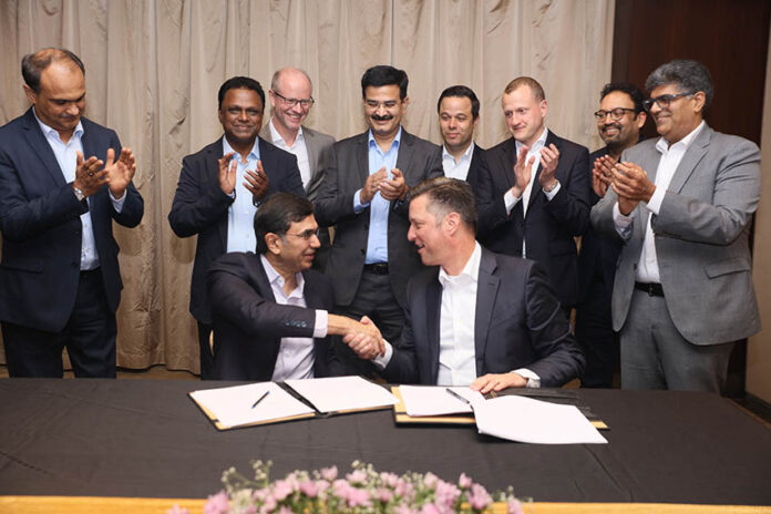 Firma del acuerdo, de derecha a izquierda: Thomas Schmall, responsable de Tecnología del Comité Ejecutivo del Grupo Volkswagen y consejero delegado del Grupo Volkswagen Components, and Rajesh Jejurikar, director ejecutivo de los sectores de Automoción y Agricultura de Mahindra & Mahindra Ltd.