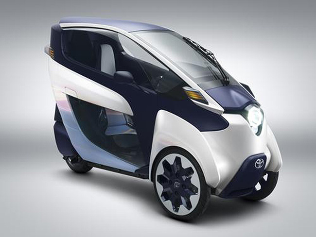 Biplaza Toyota iROAD, el eléctrico que la marca lanzó en 2013.