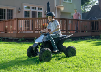Lo último de Tesla, un eléctrico que cuesta menos de 2.000 euros pero no conducirás tú sino tu hij@