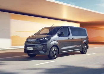 Peugeot actualiza el E-Traveller, ahora con 350 km de autonomía y carga en 38 minutos