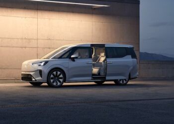 Volvo EM90, desvelado el monovolúmen sueco eléctrico que supera los 700 km de autonomía