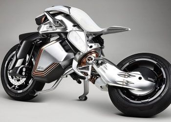 La moto fantástica existe: no se cae, acude si la llamas, es eléctrica y de Yamaha