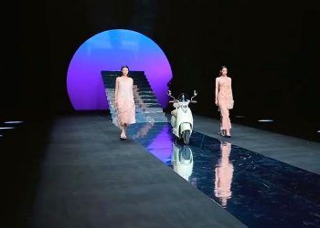 Yadea pone a su moto autonoma a desfilar en la pasarela más importante de China