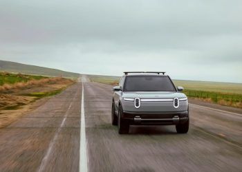 Con tres motores, más de 450 km de autonomía y una estética rompedora, así es el Rivian R2
