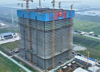 Un edificio-batería gigante y la gravedad: la solución de China para cargar cientos de coches a la vez