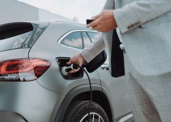 cargar coche eléctrico en un enchufe normal