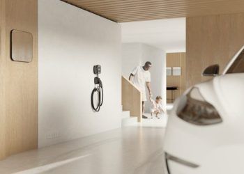 Alquilar un piso con punto de recarga es un filón que Airbnb no quiere dejar pasar