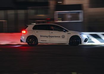 VW enseña a conducir de noche en un curso abierto a todos los conductores