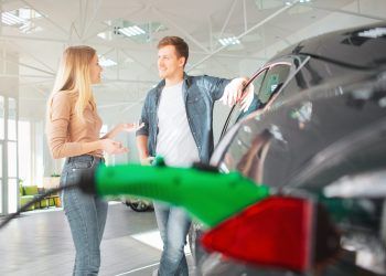 Hasta 12.000 euros más caros. Este podría ser el precio de los coches chinos por culpa de los aranceles