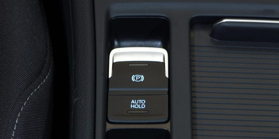 Auto hold, para qué sirve el desconocido botón que llevan cada vez más ...
