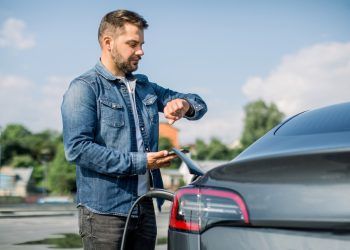 Tecnología Plug & Charge: qué es, cómo funciona, y qué cargadores y coches la tienen