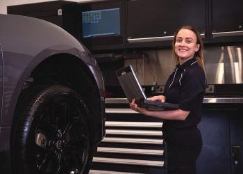 Jaguar forma a más de 20.000 personas para construir coches eléctricos de lujo en un tiempo récord