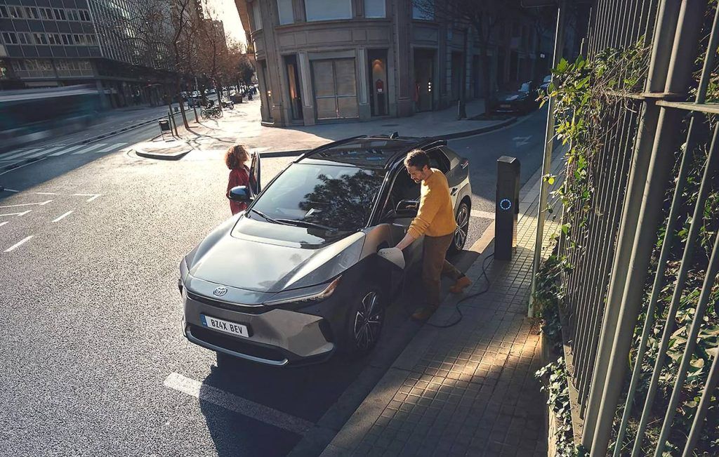 Coche Toyota recargando