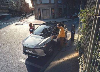 Coche Toyota recargando