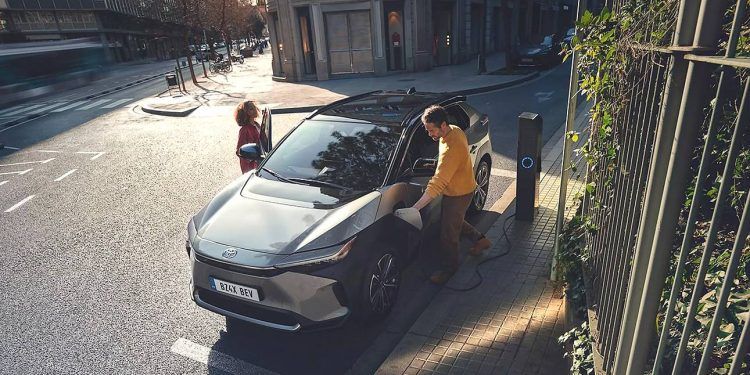 Coche Toyota recargando