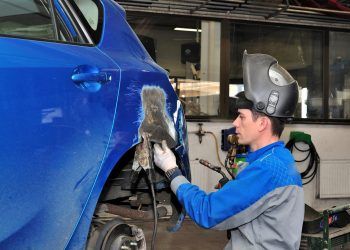 Esto es lo que ha subido, de media, arreglar un golpe de chapa en el coche