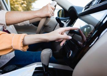 Estas tecnologías hacen que un coche sea más caro y encima los conductores creen que son inútiles